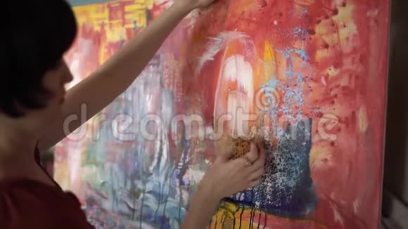 女艺术家在艺术工作室画一幅抽象画4千克视频的预览图