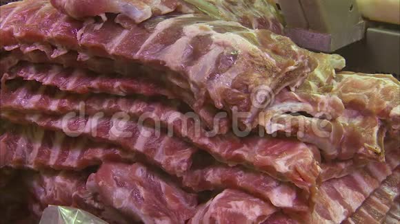 在肉店卖猪肉排骨视频的预览图