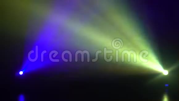 五彩的光流在黑色背景上连成一片视频的预览图