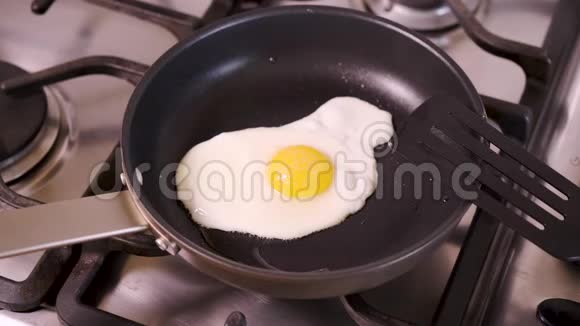 女人在家厨房用平底锅煎蛋吃煤气灶视频的预览图