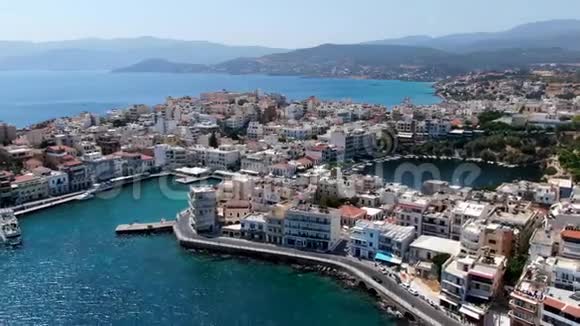 非常惊人的鸟瞰城市阿吉奥斯尼古拉奥斯希腊克里特岛视频的预览图