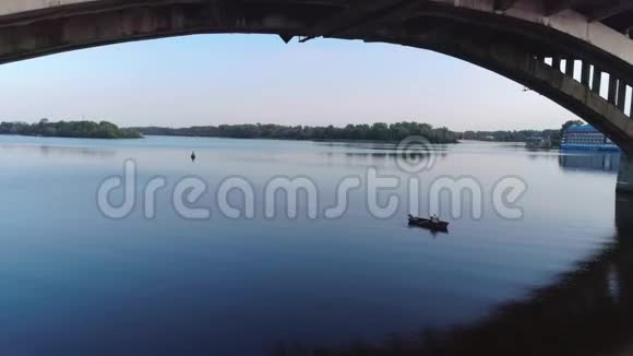 一个人在桥下的小船上视频的预览图