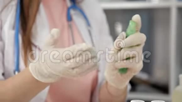 女医生将药物注入注射器并准备注射视频的预览图