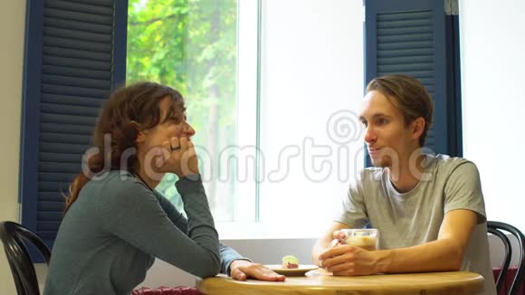 快乐有魅力的一对夫妇在时髦的咖啡馆开会视频的预览图
