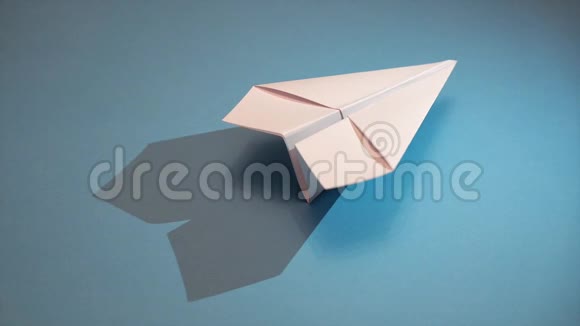 白纸平面上的蓝纸背景在飞机下面移动的影子视频的预览图