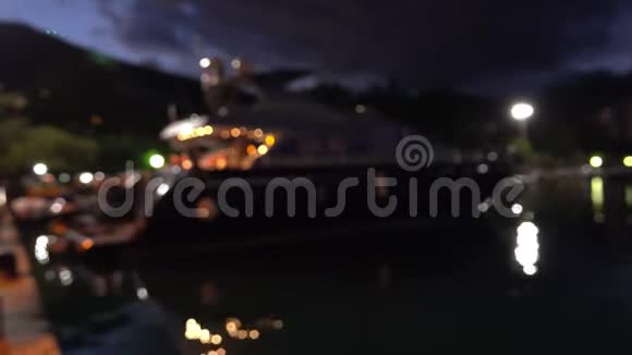 晚上在码头停泊的非聚焦豪华游艇视频的预览图