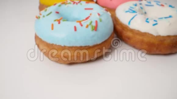 美味的五彩釉面甜甜圈动作流畅视频的预览图