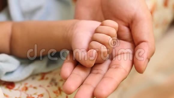 新生婴儿交在妈妈手里视频的预览图