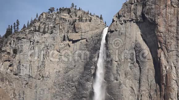 约塞米蒂国家公园上瀑布视频的预览图