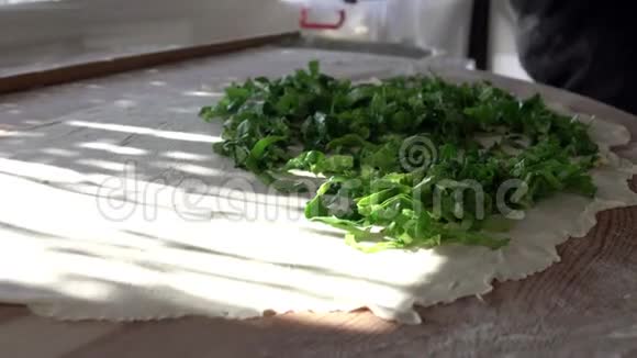 土耳其扁面包贴身厨师用馅料准备美味的蛋糕视频的预览图