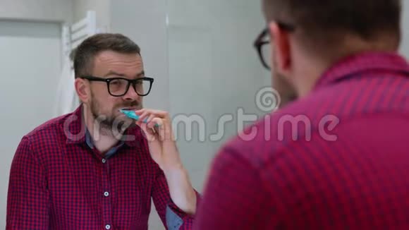 胡子男早上在浴室刷牙早上的卫生视频的预览图