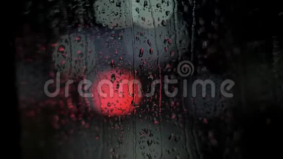 模糊的雨中的光落在窗户上视频的预览图
