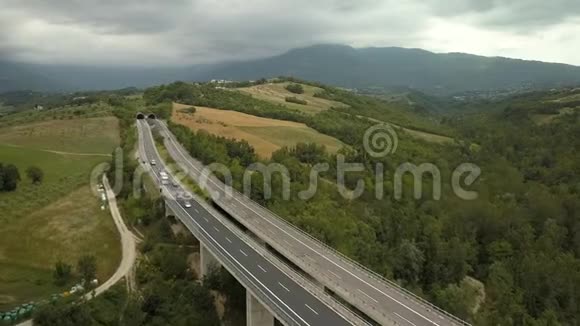 意大利的长桥和山景视频的预览图