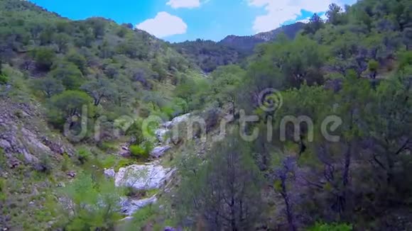 山峡谷空中景观视频的预览图