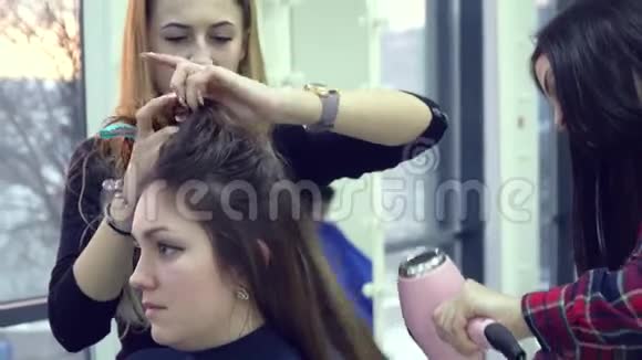 美容院理发店造型师干了客户的头发瞳孔帮助造型师斯特勒斯特指挥视频的预览图