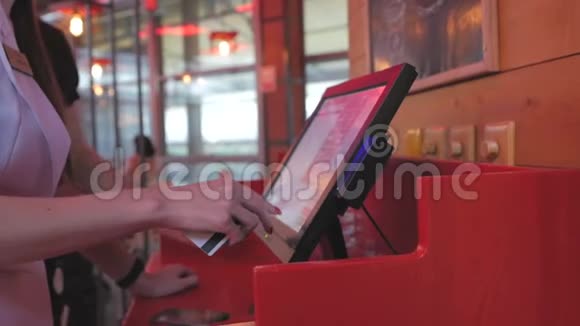 女服务员用触摸电脑或餐厅的POS系统为厨房点餐按着手指视频的预览图