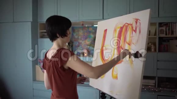 女艺术家在一幅画上画第一笔4千克视频的预览图
