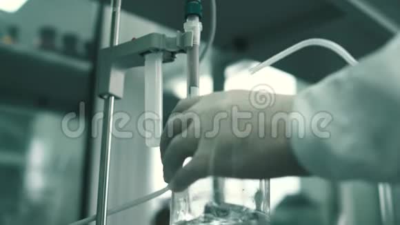 化学实验室的员工用杯子收集液体视频的预览图