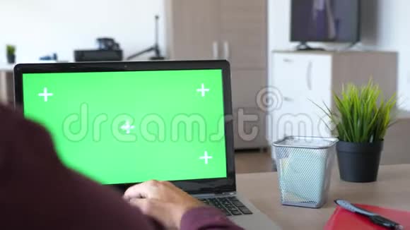 在电脑上工作的人用彩色绿色屏幕模拟的镜头视频的预览图