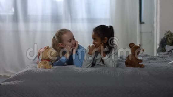 快乐的多种族儿童在床上玩得开心视频的预览图
