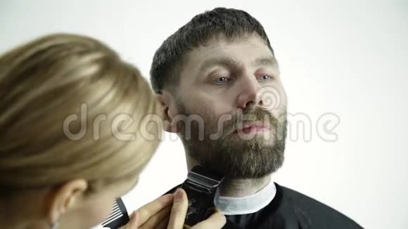 女理发师给男人梳胡须女理发师理发成年男子理发视频的预览图