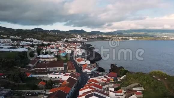 飞越彭塔德尔加达海岸圣米格尔岛亚速尔群岛葡萄牙视频的预览图