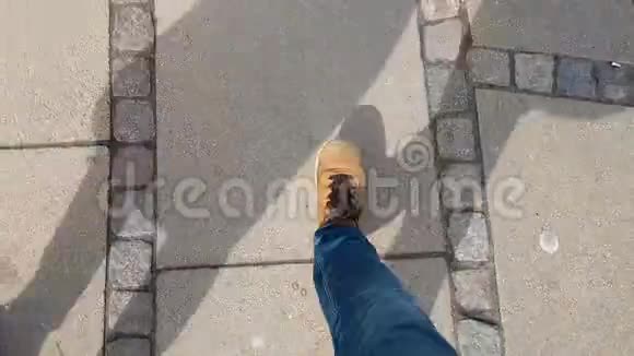 情侣一起走在城市道路上游客双腿移动生活方式活跃视频的预览图