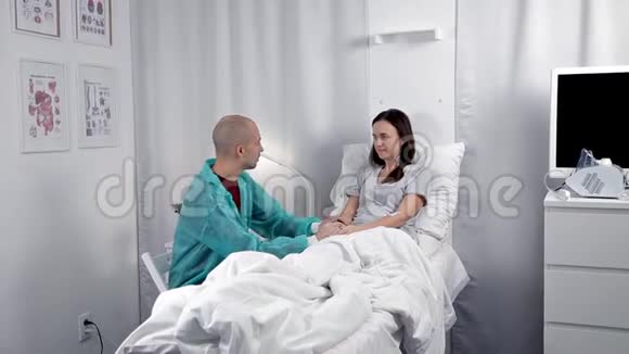 丈夫在医院探望妻子视频的预览图