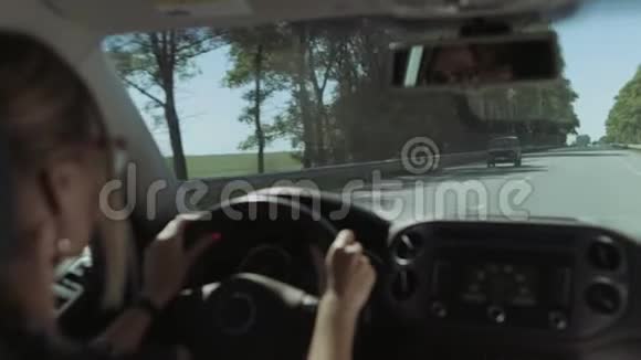 夏季旅行期间女司机在高速公路上开车视频的预览图