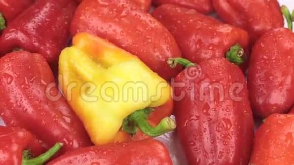 天然成熟的黄椒在滴露中旋转食物视频的预览图