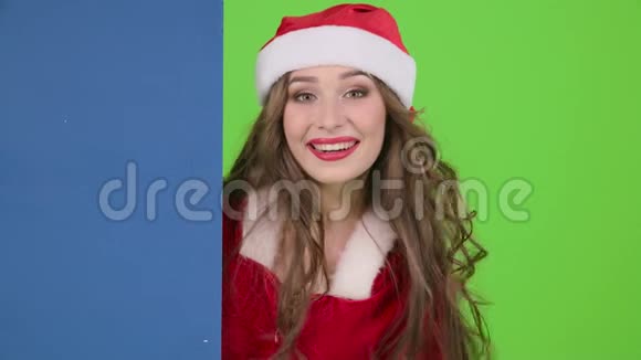 圣诞老人从蓝色的木板上看出来竖起大拇指绿色屏幕关门视频的预览图