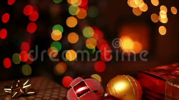 在壁炉和模糊的圣诞树前放圣诞彩条和包裹的礼物视频的预览图