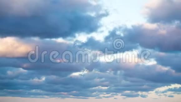 云和蓝天云景天美丽日落的时光流逝视频的预览图