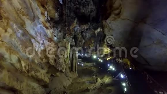 为洞穴初学者学习巨大溶洞的地方视频的预览图