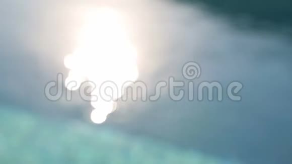 太阳反射和火焰在游泳池视频的预览图