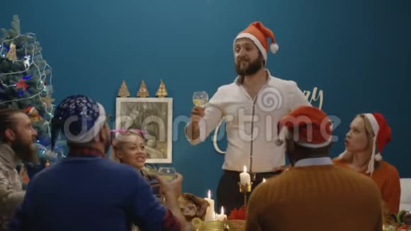 在圣诞庆祝晚会上笑着朋友做祝酒词视频的预览图