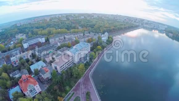 鸟瞰市中心和公园美丽的蓝色湖泊水中的云视频的预览图