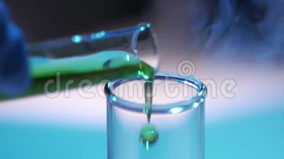 实验室工作人员科学家实验室助理检测化学品在烧瓶中的反应干扰不同的反应视频的预览图