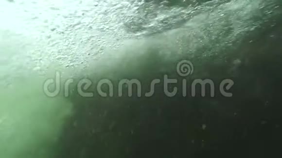 瀑布跳入水下视频的预览图