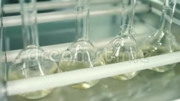实验室机器用液体摇动瓶视频的预览图