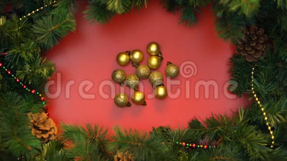 金色圣诞球围成一圈上面装饰着云杉树枝背景视频的预览图