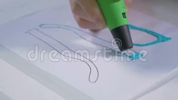 4K人用塑料墨水手工制作产品采用现代设备3D笔快关门视频的预览图