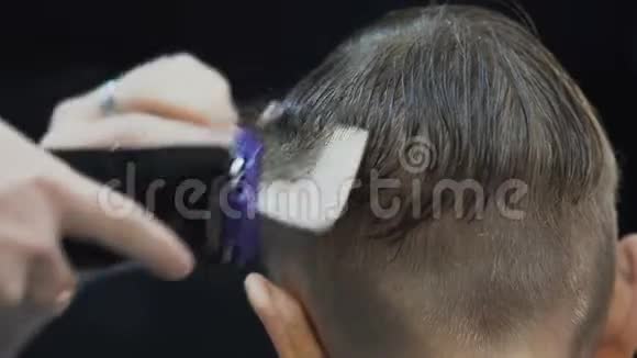 快关门男式理发用电动剃须刀专业的理发师在湿发上做新发型视频的预览图