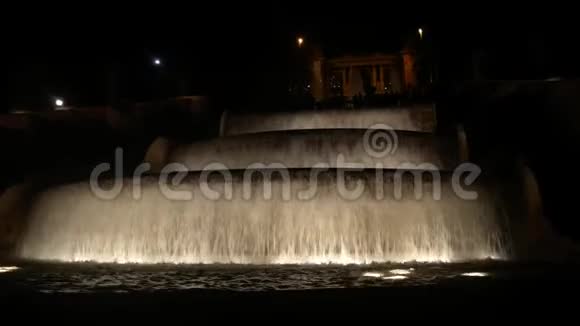 傍晚时分形成瀑布状的喷泉视频的预览图