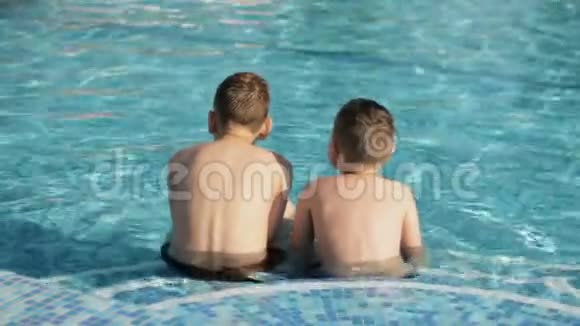 小男孩在游泳池放松的后景视频的预览图