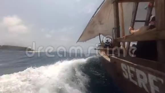 木船在海浪中航行视频的预览图
