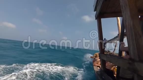 木船在海浪中航行视频的预览图