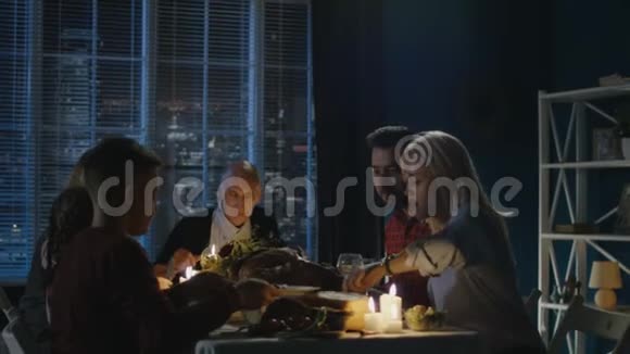 一家人在家吃感恩节晚餐视频的预览图