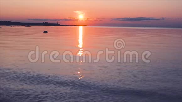 海湾美丽的橙色日落视频的预览图