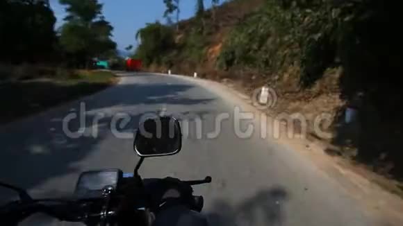 万德鲁斯特在亚洲骑摩托车旅行第一人称观点视频的预览图